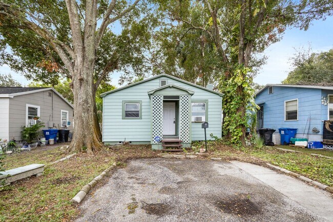 Building Photo - 2 bedroom 1 bath with porch
