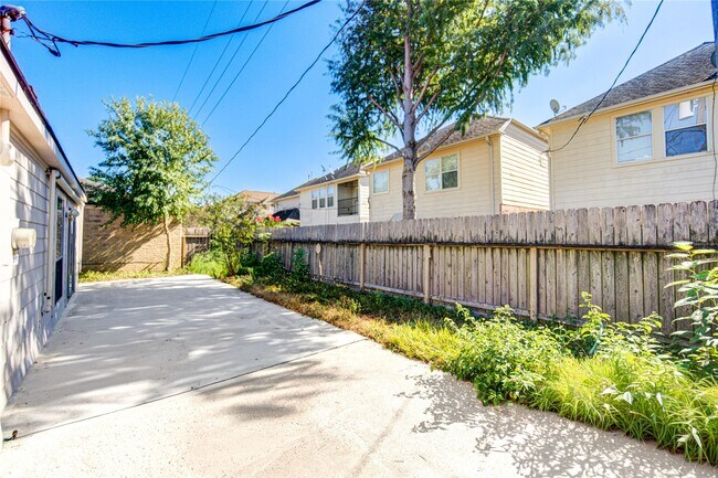 Building Photo - 1927 Ash Meadow Dr