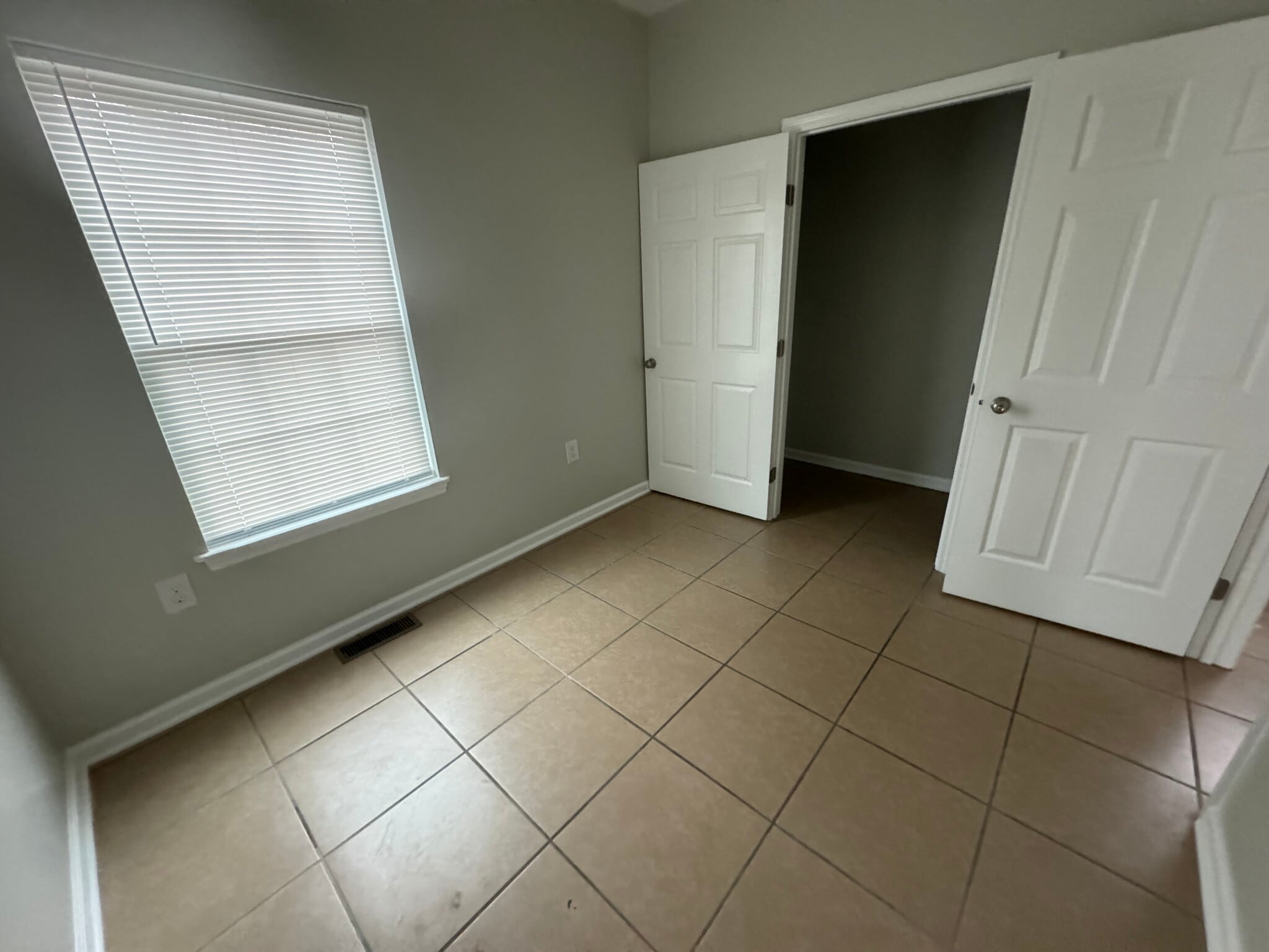 Building Photo - 905 Riverside Dr