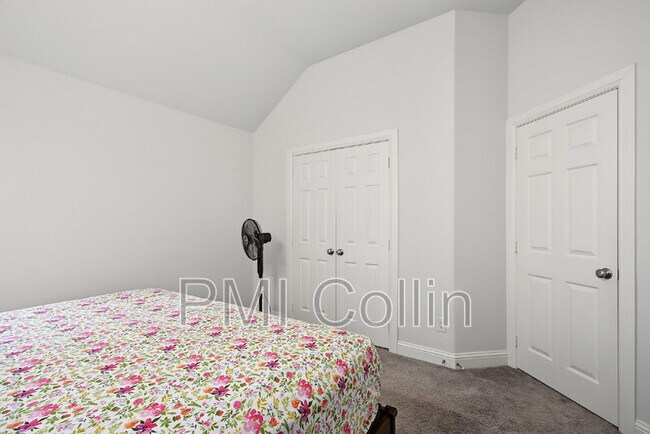Building Photo - 8701 Fairway Ln