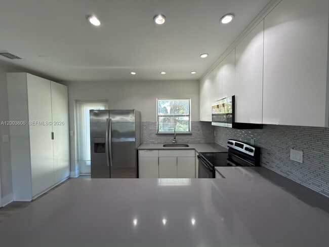 Building Photo - 1325 NW 11th Ct