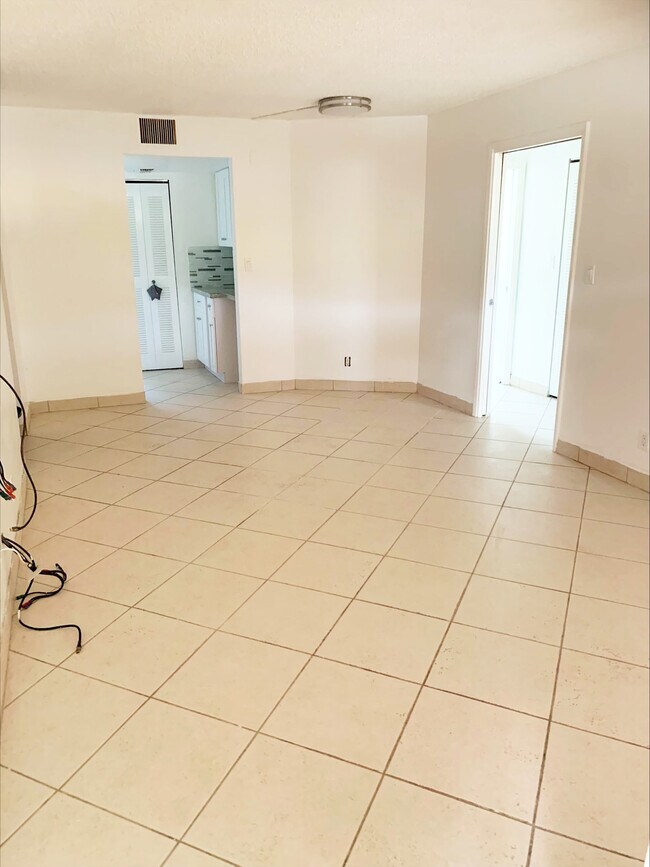 Building Photo - 508 Gardens Dr