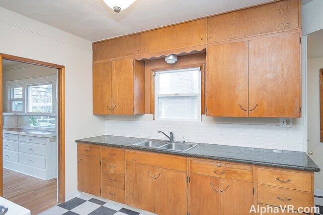 Building Photo - Stunning Main Floor Duplex in the Heart of...