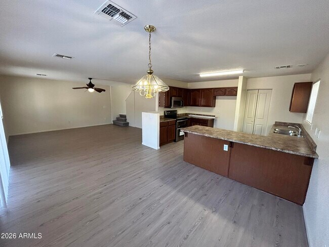 Building Photo - 42406 W Sunland Dr