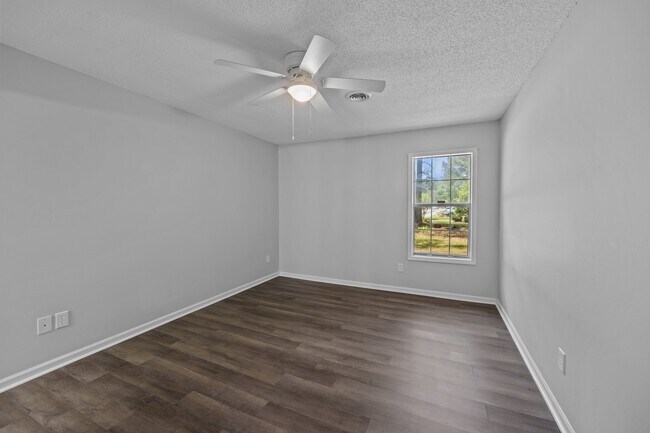 Building Photo - 1501 Fairfax Ln