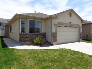 Building Photo - 738 Skipton Dr W
