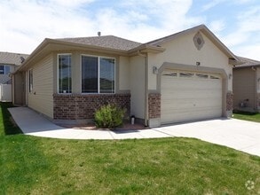 Building Photo - 738 Skipton Dr W