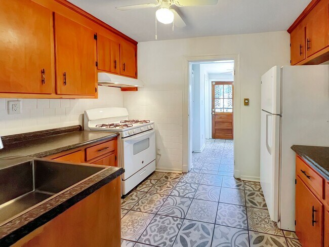 Building Photo - Classic Richmond Row House Steps from Byrd...