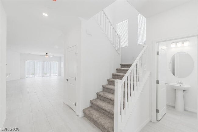 Building Photo - 5749 S Tioga Way