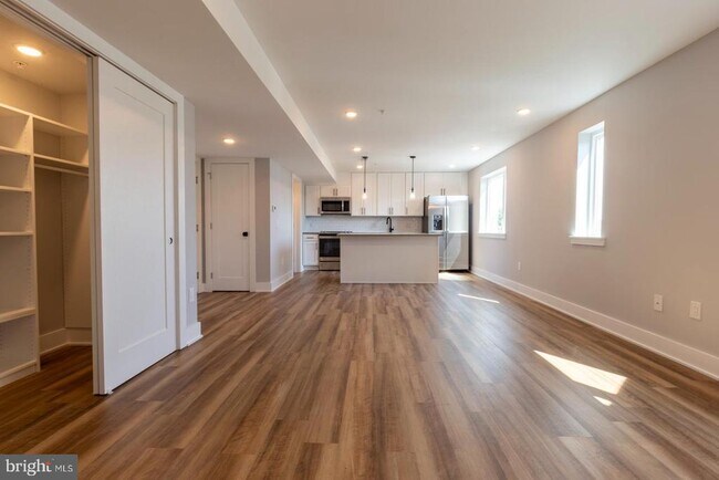 Building Photo - 3965 Lancaster Ave