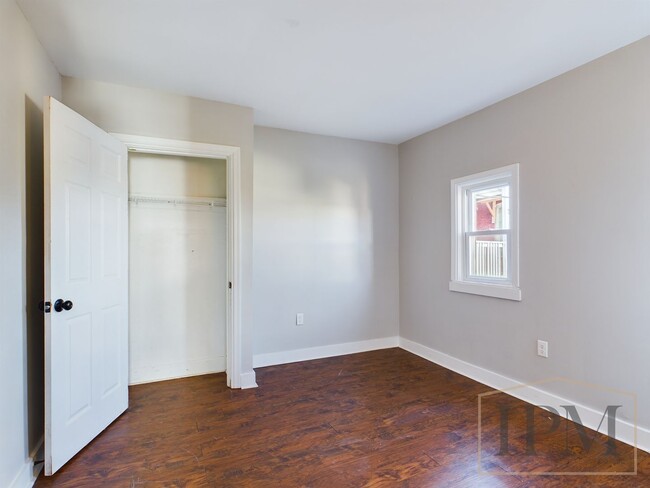 Building Photo - Available Now Newly Remodeled Cozy 3 Bedro...