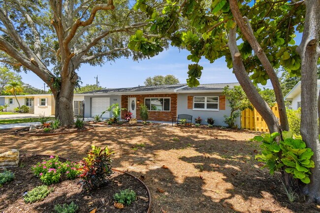 Building Photo - 528 Manor Dr