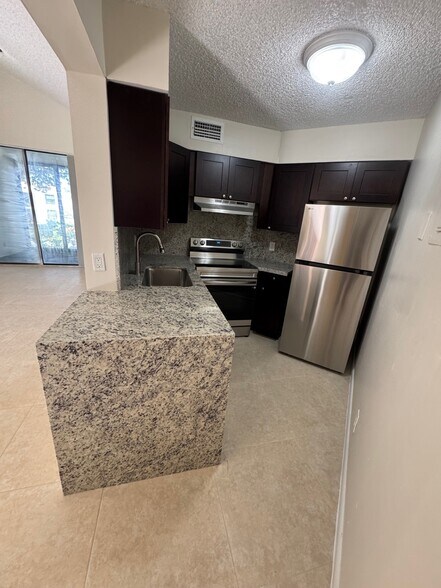 Building Photo - 211 Lake Pointe Dr