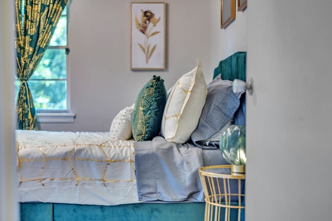 Building Photo - 2160 Lenox Rd NE