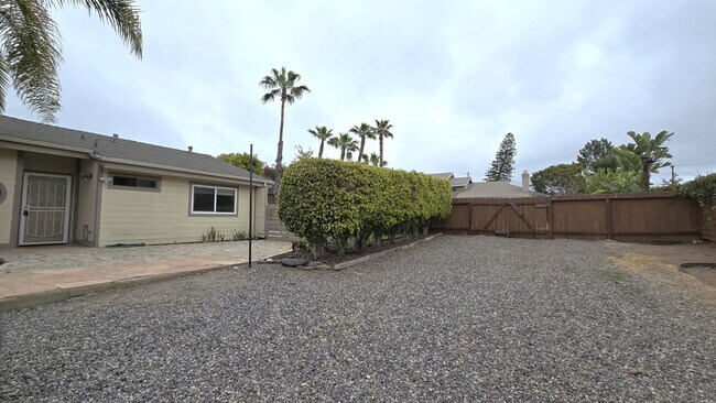 Building Photo - Lovely, 2Bd/2BA Single Story House: Large ...