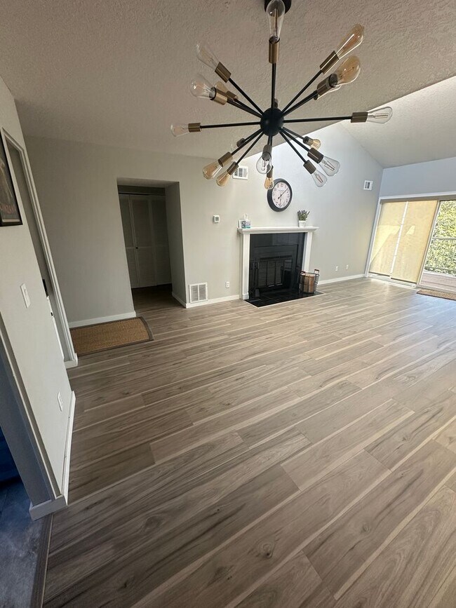 Building Photo - Top-Floor Stunner with Views – Fully Remod...