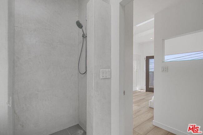 Building Photo - 728 W 37th St