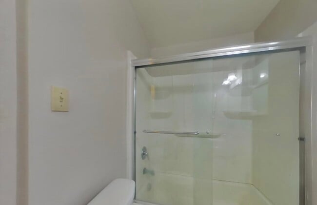 Building Photo - 2747 El Rey St