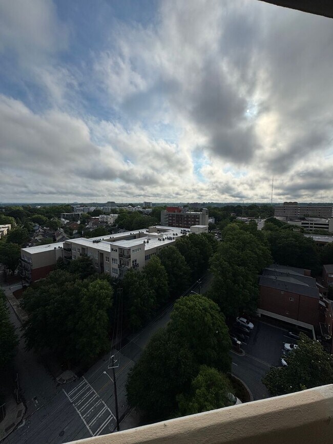 Building Photo - 2 Bed/1 Bath FULLY Furnished Condo at City Heights!