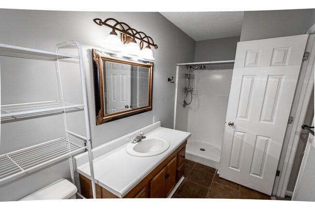 Building Photo - 104 Green Tree Ct