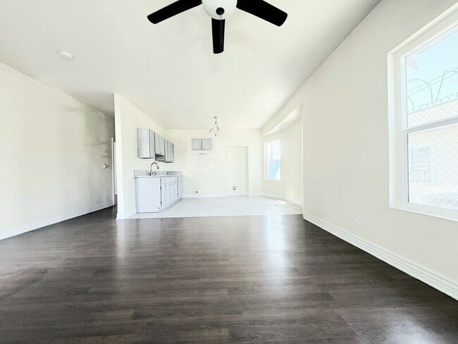 Building Photo - 1368 E Vernon Ave