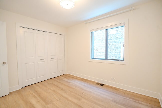 Building Photo - 2740 W Farragut Ave