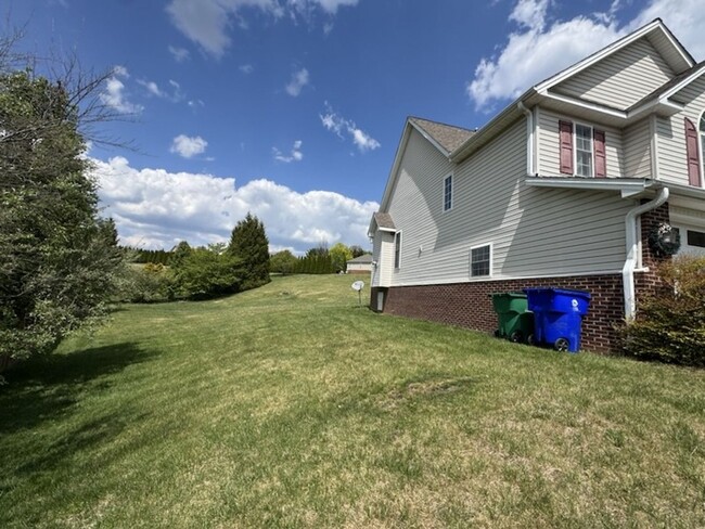 Building Photo - Blacksburg, 3 BR / 2.5 BA Available August 14