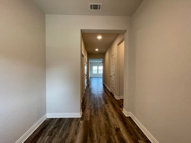 Building Photo - COMING SOON - 3 BEDROOM 2 BATH DUPLEX IN CLEBURNE