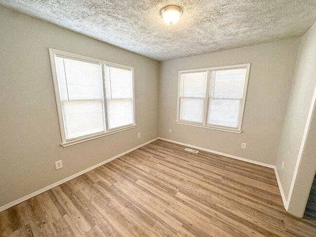 Building Photo - 3 Bed / 1 Bath - LARGE Workshop!