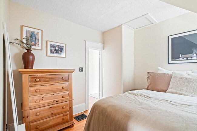 Building Photo - Spacious, historic 3-bdrm/1.5-bath home in...