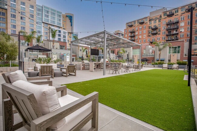 Building Photo - Modern Townhome Living in the Heart of Dow...