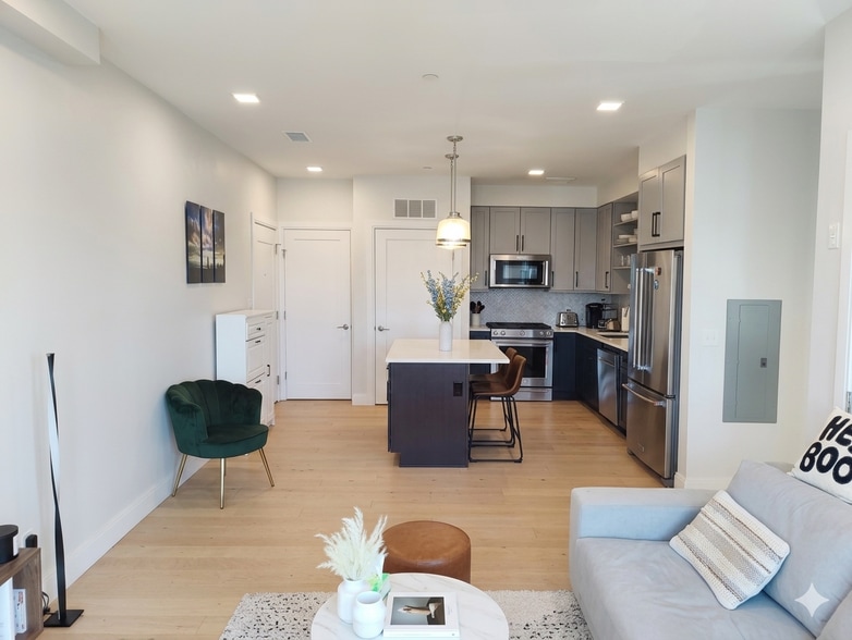 Building Photo - 287 Maverick St