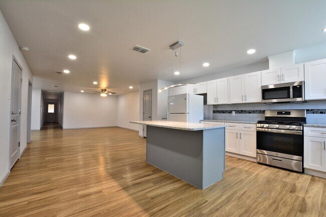 Building Photo - 1209 N Essex Ave