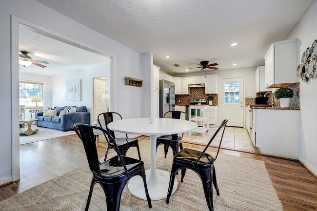 Building Photo - 1070 Lamonte Ln