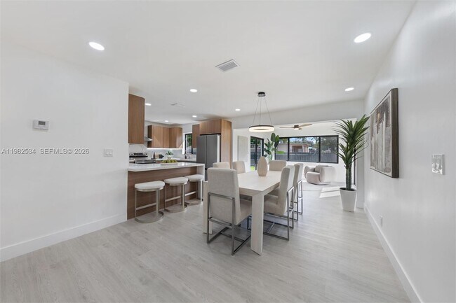 Building Photo - 1305 N 31st Rd