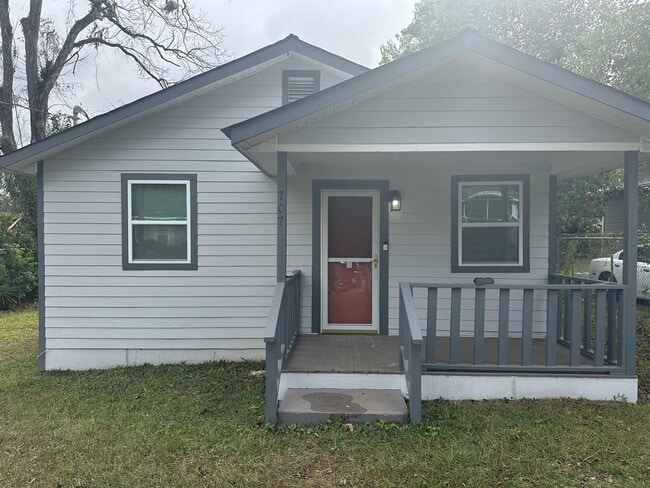 Primary Photo - 707 Dent St