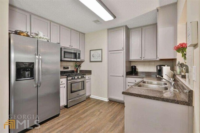 Building Photo - 50 Greens Ct