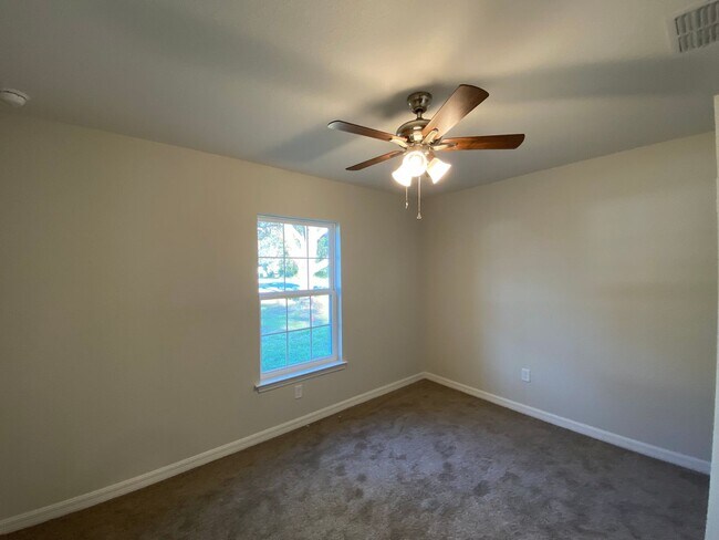 Building Photo - Custom Home - Desirable SE Ocala Neighborh...