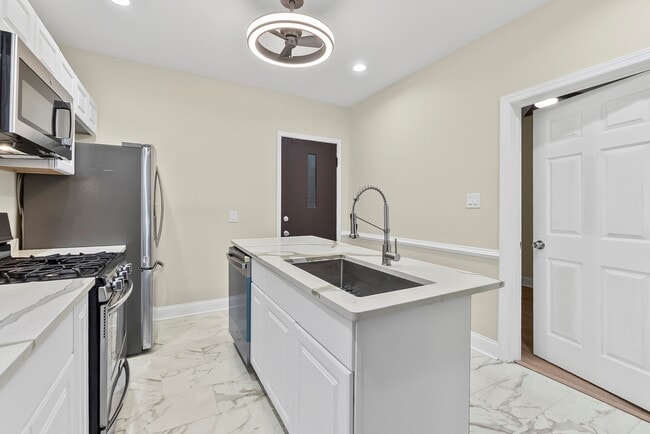 Building Photo - 4704 W Monroe St