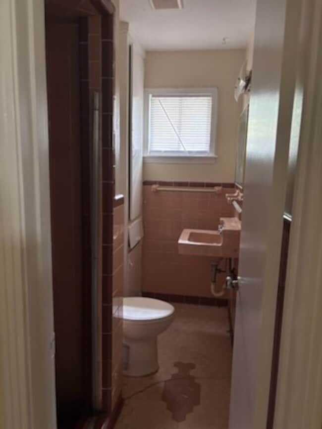 Building Photo - 5650 Brentwood Dr