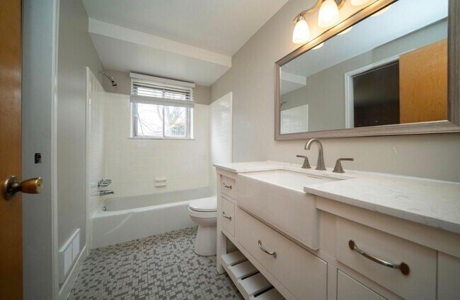 Building Photo - 3212 Lockridge Dr