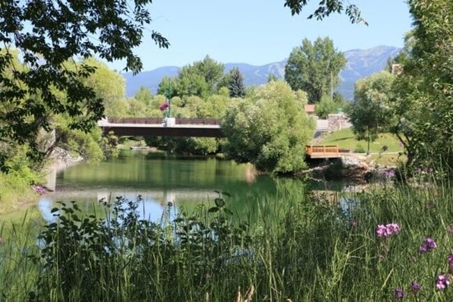 Building Photo - Whitefish River furnished Townhome