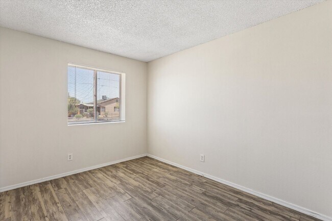 Building Photo - Completely updated minutes to Hiking at South Mountain!!!  Brand New Paint, Tile and Laminate Thr...