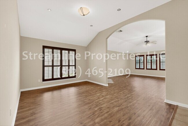Building Photo - Spacious 4 Bedroom, 2 Bath - Open Layout!