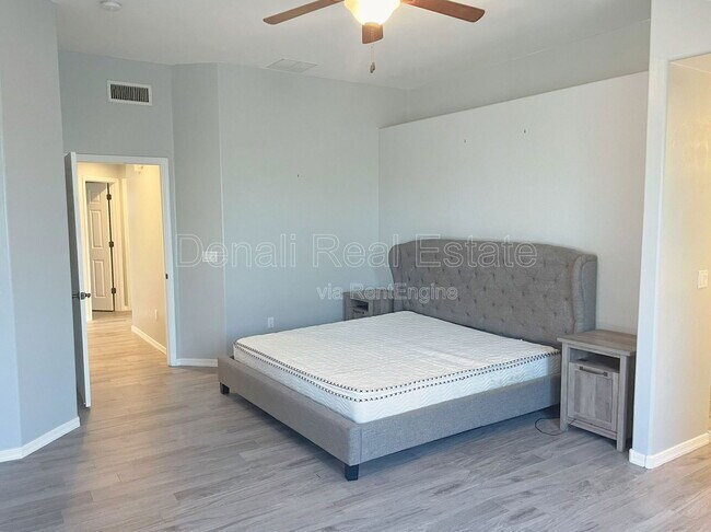 Building Photo - 8069 N Painted Feather Dr