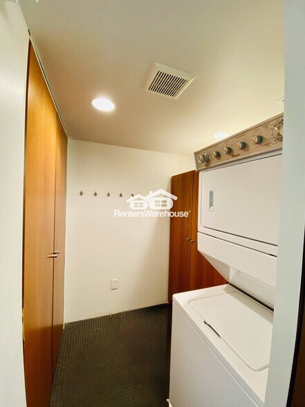 Building Photo - 520 1/2 Grand Ave