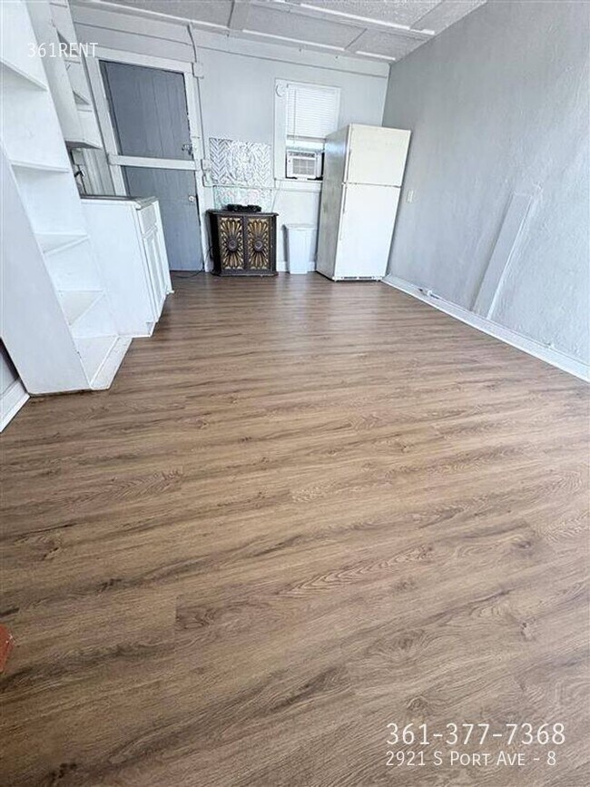 Primary Photo - 2921 S Port Ave