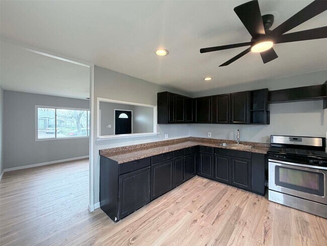 Building Photo - 705 St Martin Dr