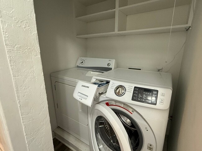 Building Photo - Downtown Bend Darling Cottage – Walk to Everything!