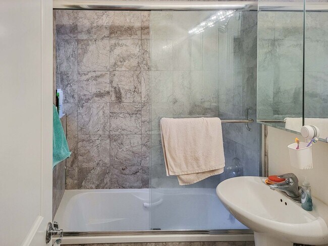 Interior Photo - 622-26 W. Roscoe